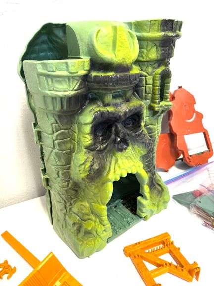 Castle Grayskull w/ He-Man Figures ( Vintage 1980's )